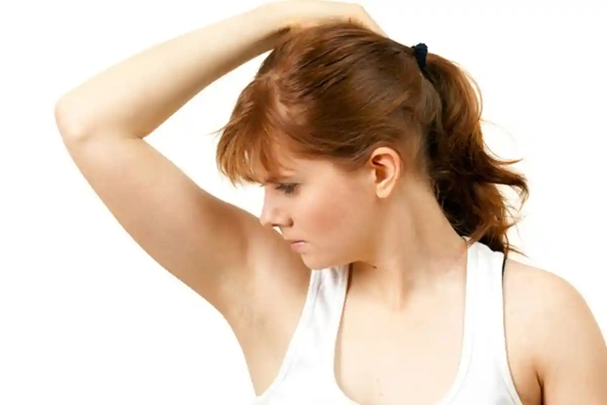 6 Tips Ini Ampuh Mengatasi Bau Badan Tak Sedap, Syaratnya Mudah Kok