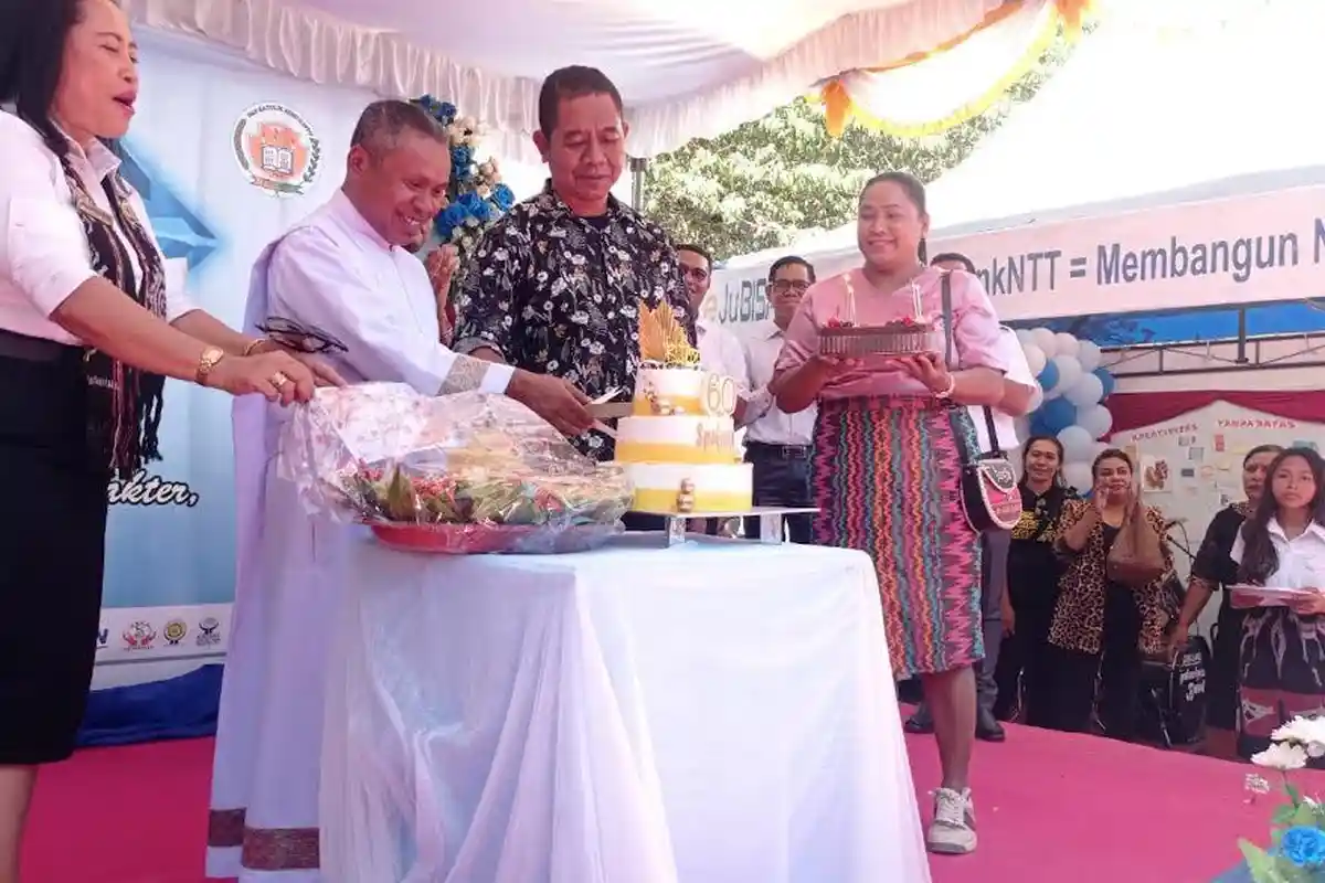 Linus Lusi Ajak Siswa dan Umat Nyanyi Hymne Guru di Misa HUT SMPK Adisucipto ke-60 