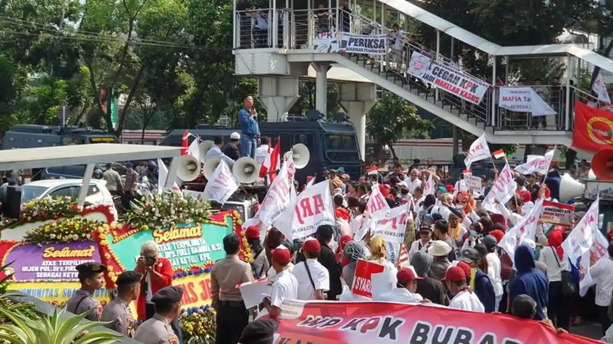 Demo di Depan Gedung KPK Riuh, Ada Duit Pecahan Rp 50.000 Beterbangan
