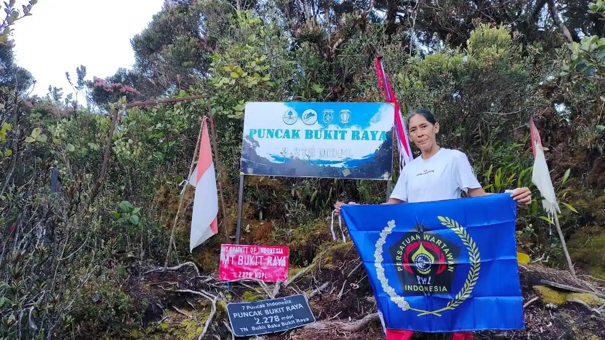 Yanni Krishnayanni Capai Puncak Gunung Bukit Raya Kalimantan