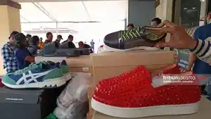 BARANG-BUKTI-SEPATU-PALSU.jpg