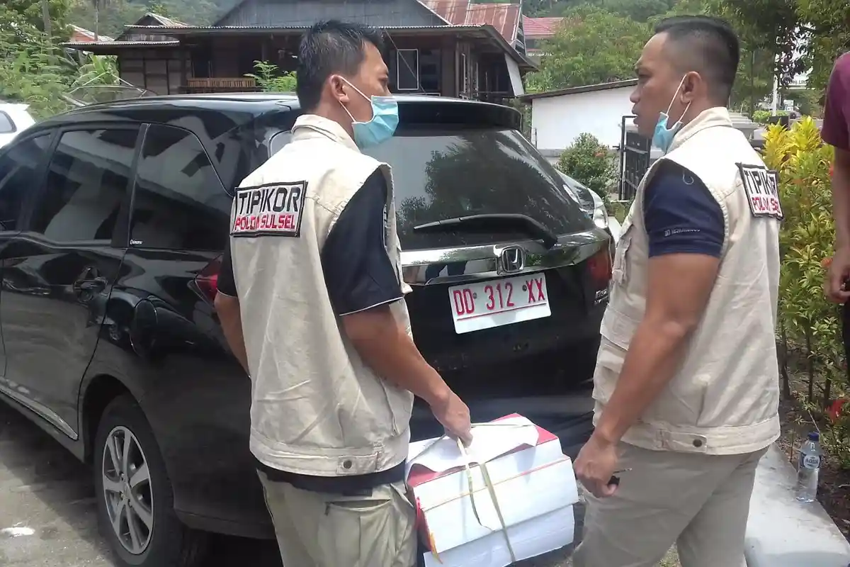 Sembilan Jam Tipikor Polda Periksa Dokumen di Kantor DPRD Enrekang, Begini Suasananya
