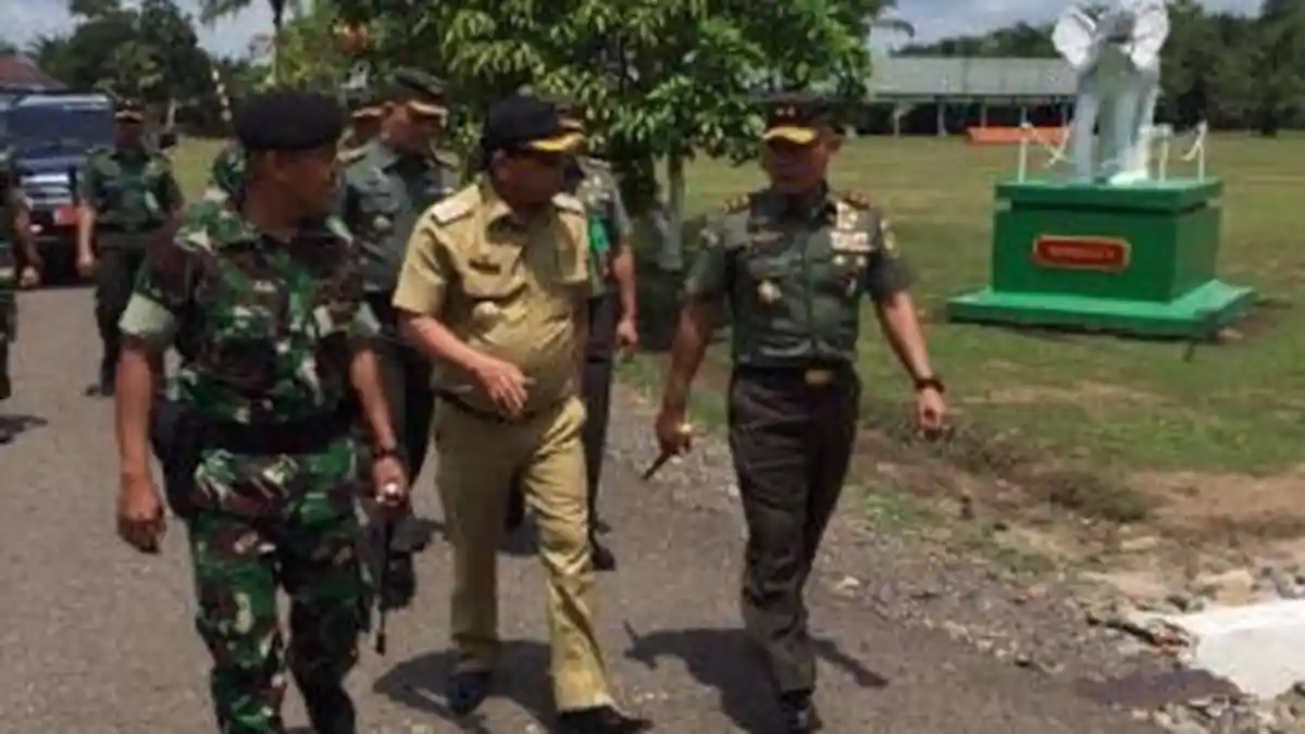 PAngdam II Sriwijaya Tinjau Peserta Latihan Menembak