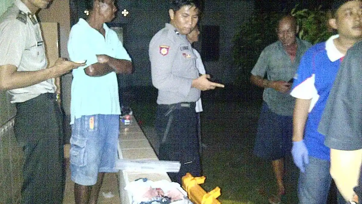 Janin Bayi Ditemukan di Selokan Belakang Kontrakan