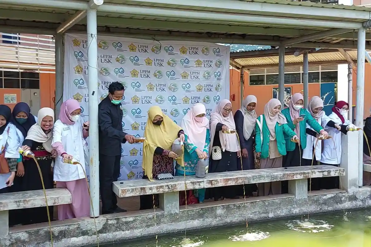 Mahasiswa USK dan Warga Gampong Peurada Aplikasikan Eco Enzyme ke Lingkungan Kampus