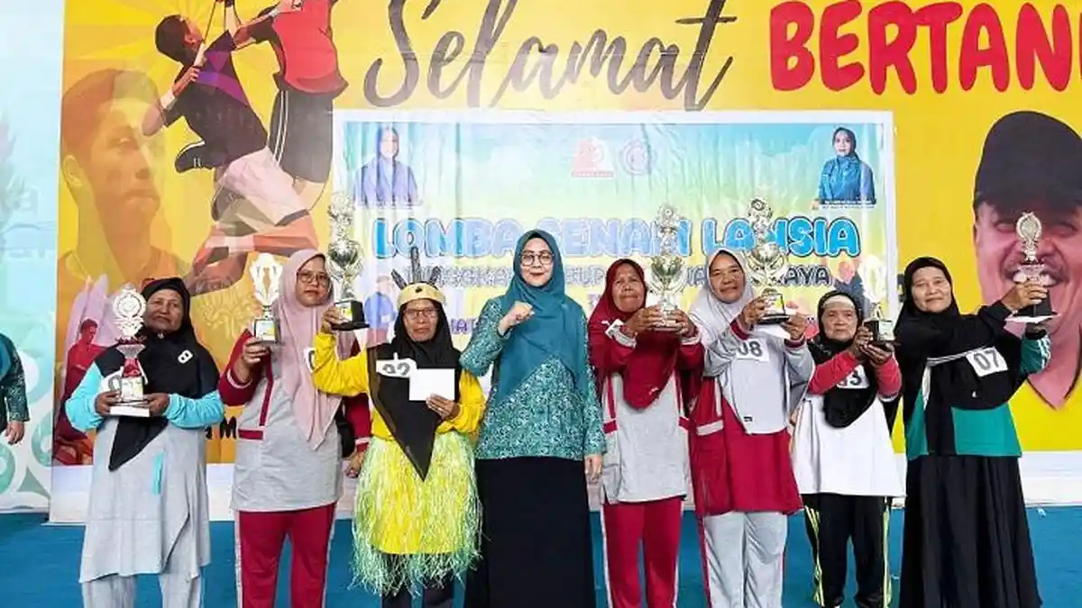 Ketua PKK Nagan Raya Ajak Lansia Hidup Sehat Lewat Senam Bersama