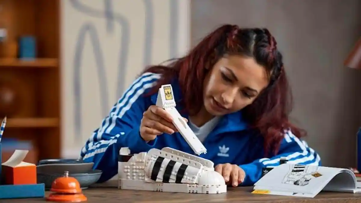 Bagi Pecinta Sneakers, Lego Buat Mainan seperti Sepatu Asli