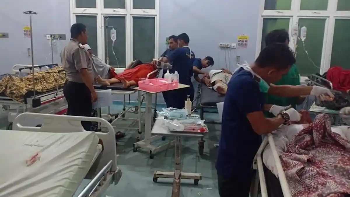 Mobil Rombongan Pengantin Tabrakan Maut, 2 Tewas dan 17 Orang Luka-luka