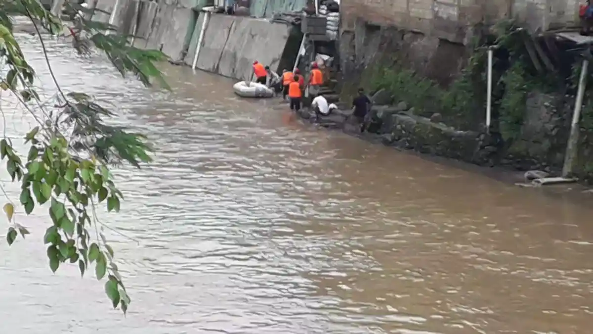 BREAKING NEWS - Seorang Bocah di Bogor Timur Hanyut di Sungai Ciliwung