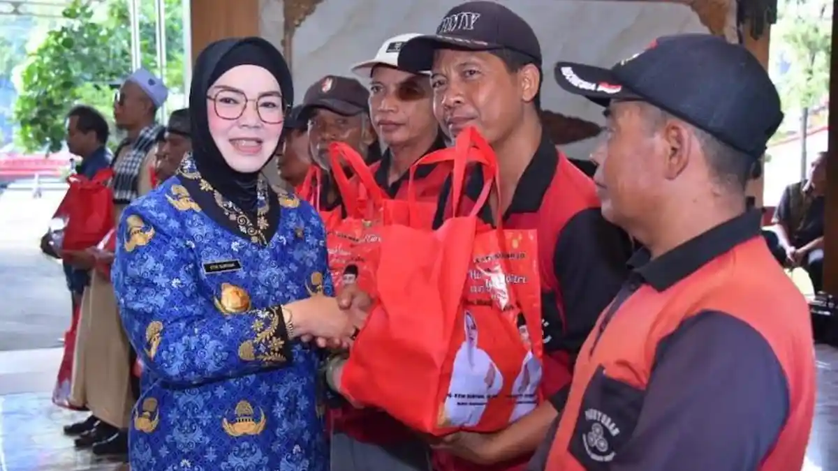 Bupati Etik Bagi 3.250 Paket Sembako, Ringankan Beban Warga Kurang Mampu di Sukoharjo Jelang Lebaran