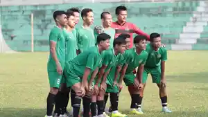 Foto-bersama-pemain-tim-sepakbola-putra-PON-Sumut.jpg