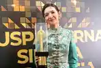 Sheila-Dara-Aisha-menerima-Piala-Citra-di-FFI-2025.jpg