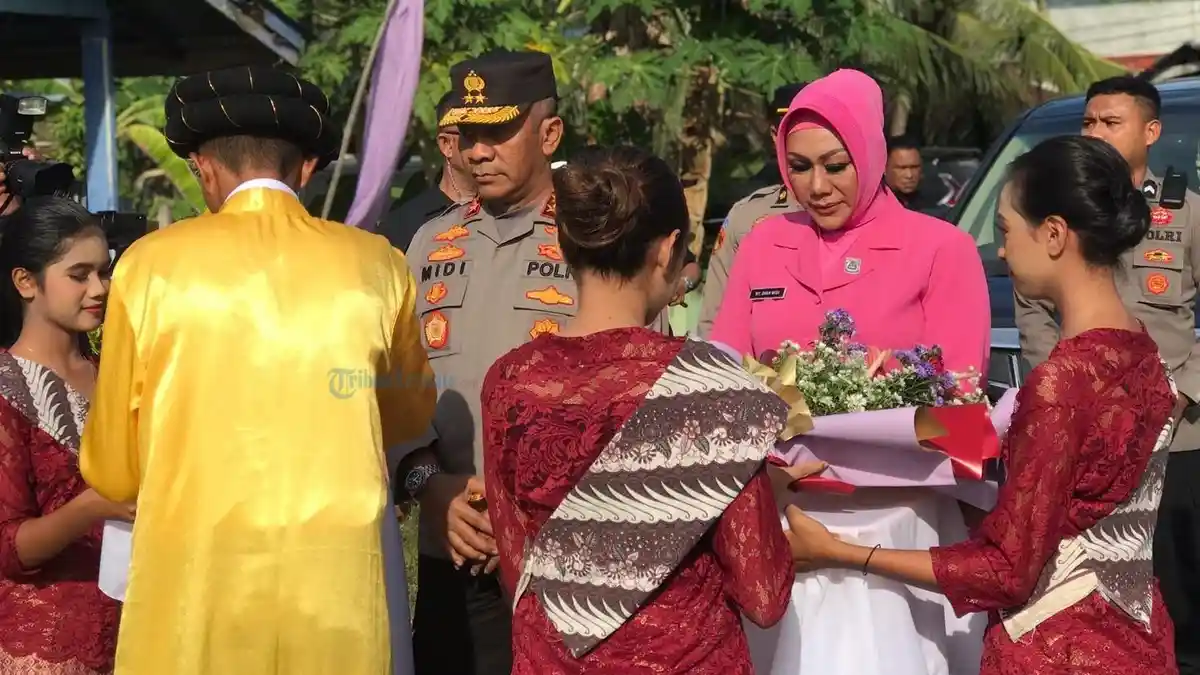 Kunker ke Polres Halmahera Timur, Kapolda Maluku Utara Disambut Tradisi Adat Warga Setempat
