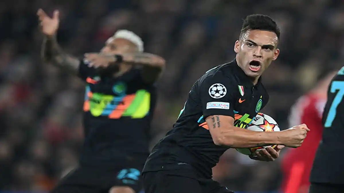 BOOM! Tendangan Roket Lautaro Martinez Bikin Alisson Becker Pungut Bola Dari Gawang