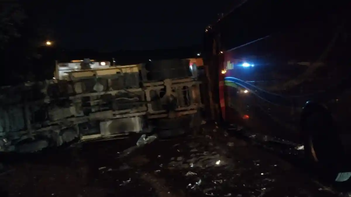 Penumpang Panik saat Bus Oleng, Tabrak Truk Pasir hingga Terguling di Tol Semarang