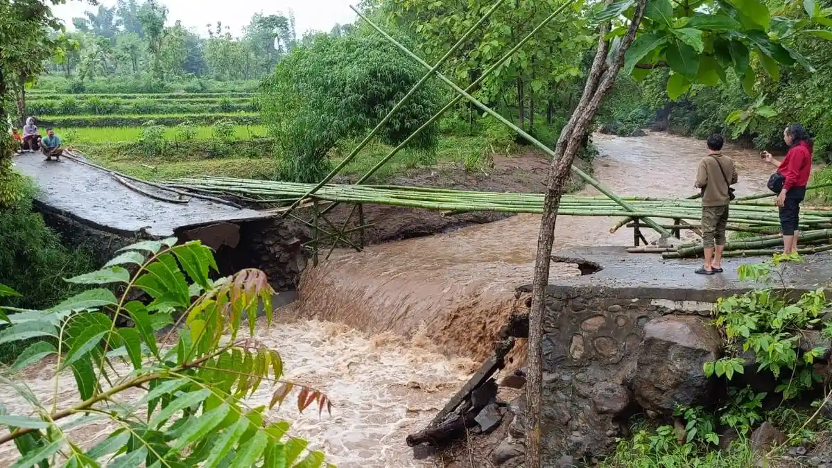 Hujan Deras, Jembatan Penghubung  Dua Desa di Probolinggo Terputus 