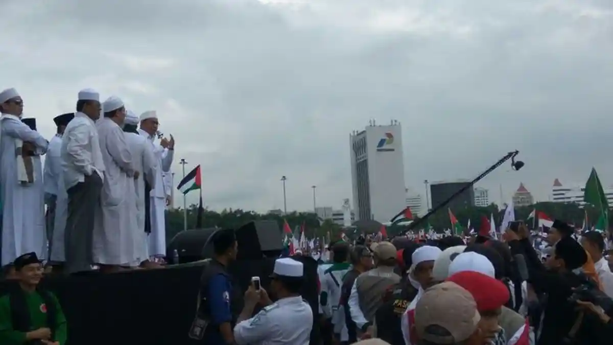 Bikin Merinding, Begini Cara 'Unik' Peserta Aksi Bela Palestina Menjaga rumput Monas