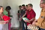 Utusan-Rapidin-Simbolon-menyalurkan-bantuan-sembako-dan-memberi.jpg