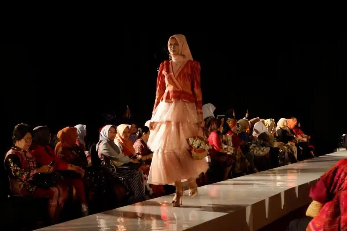 Desainer Any Zahira Padukan Tenun Troso dengan Tile Gliter, Tampilkan Kesan Feminim dan Menawan