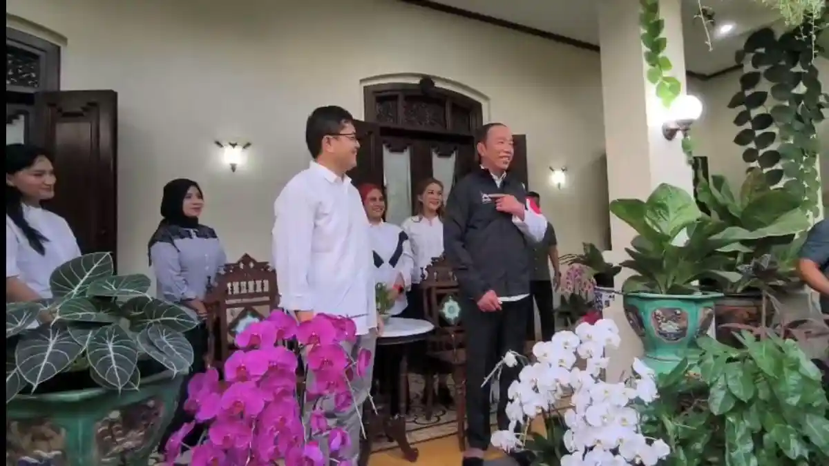 Pengurus PSI Beri Jaket Berlogo Gajah ke Jokowi, Mungkinkah Sinyal Jokowi Masuk PSI?