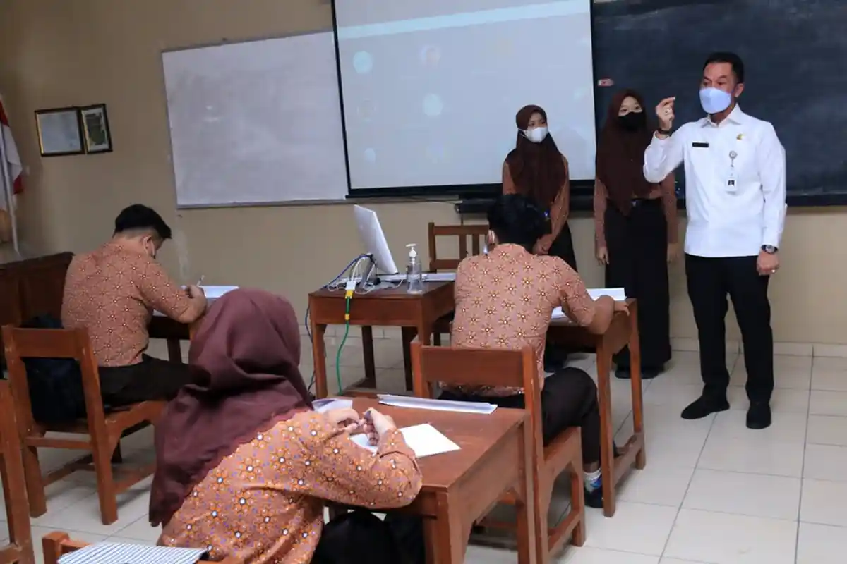 Bupati Kudus Jadi Guru Dadakan di SMAN 1 Bae, Ajarkan Materi Kaitan Protokol Kesehatan