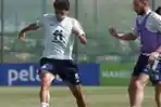 bek-real-madrid-jesus-vallejo-kiri-dalam-latihan-timnas-spanyol-jelang-olimpiade-tokyo-2020.jpg