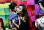 Ayu Ting Ting Bersama Anaknya di Bazar London Experience