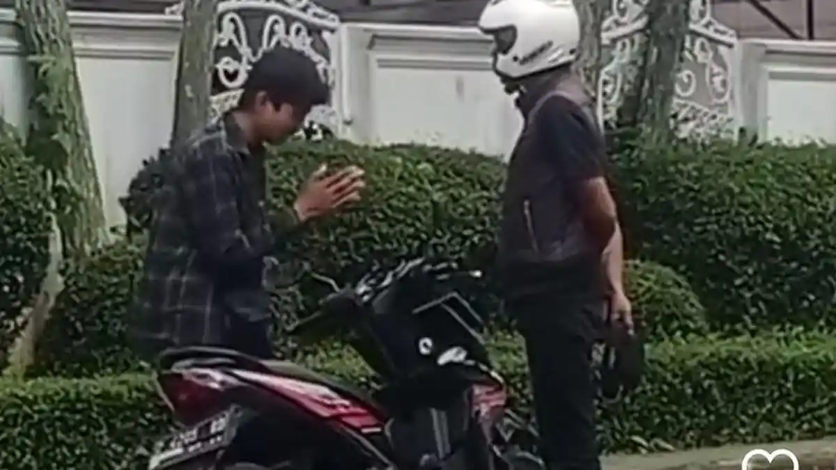 VIRAL Pengendara Motor Kejang-kejang Dihajar Pria Berhelm, Masalah Sepele Gegara Senggolan