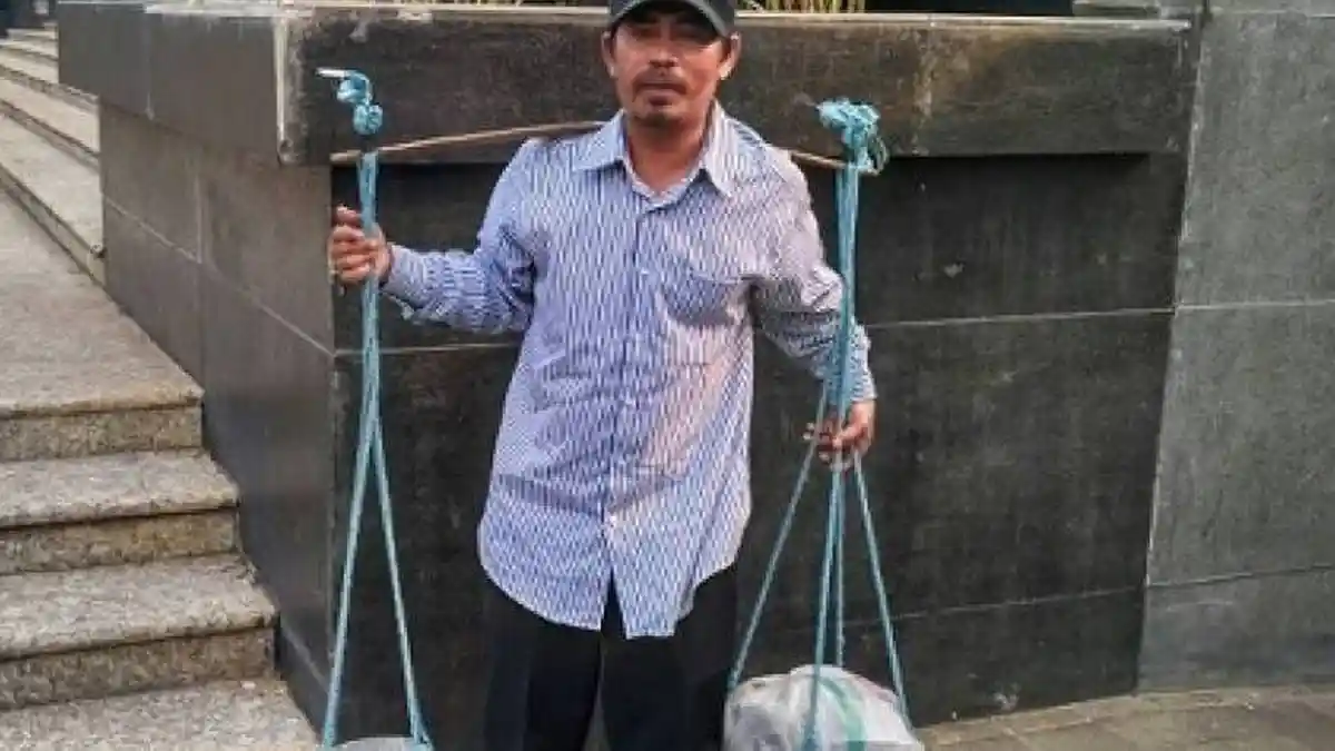 Sembari Membawa Cobek, Mamang Hadiri Sidang Uji Materi yang Tuduh Dirinya Penjual Anak