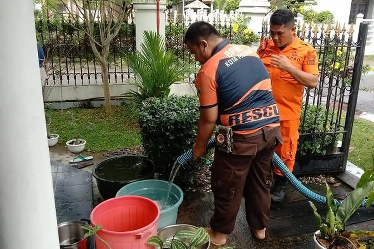 Dampak Air PDAM Mati, BPBD Padang Operasikan Mobil Tangki Bantu Salurkan Air Bersih untuk Warga