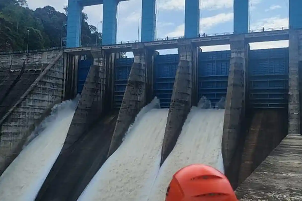 Curah Hujan Tinggi, Dua Lagi Pintu Pelimpah Waduk PLTA di Kampar Dibuka