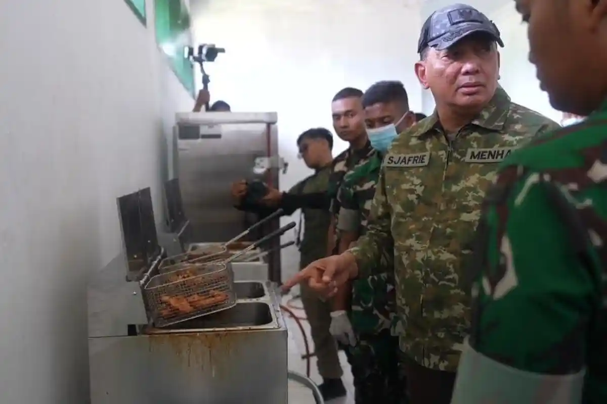 Saat Menhan Sjafrie Cek Kualitas Minyak Goreng hingga Koper Prajurit di Barak Gana Gajahsora Aceh