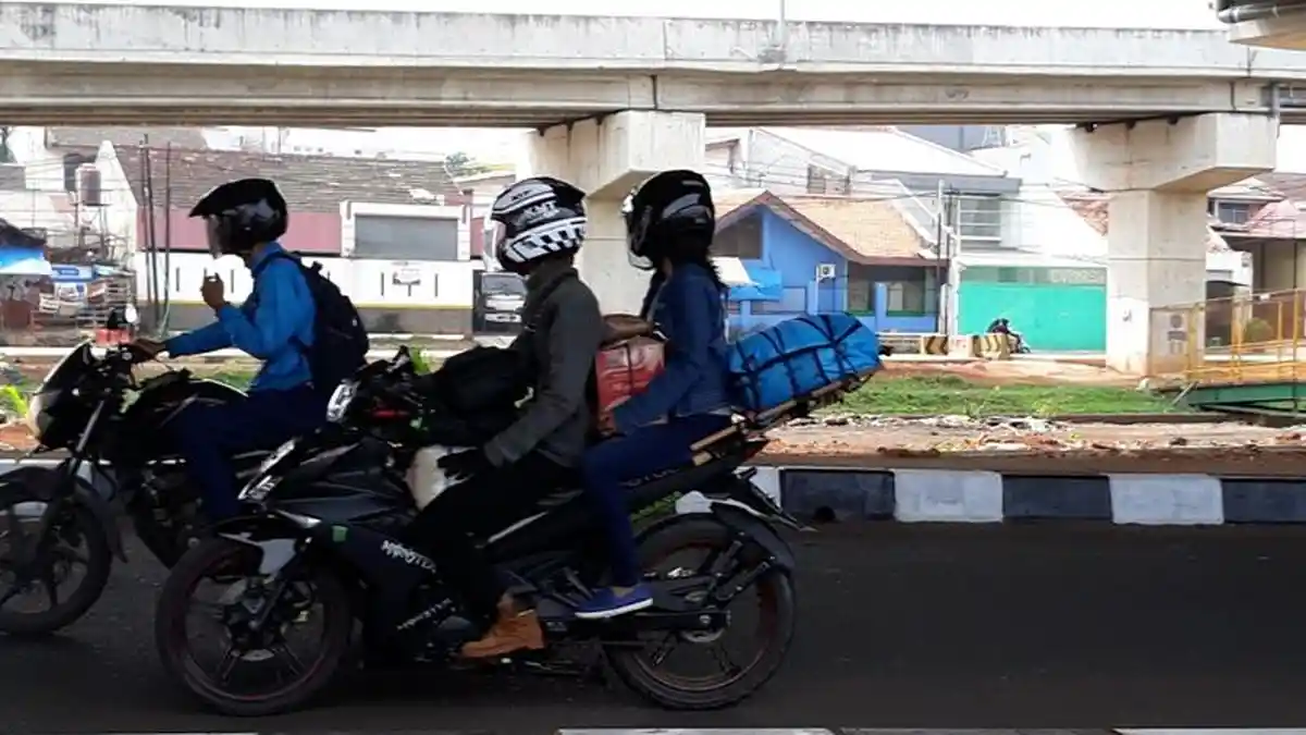 Arus Balik Pemudik Motor Ramai Lintasi Kalimalang, Bawaannya Kerupuk Warna-warni