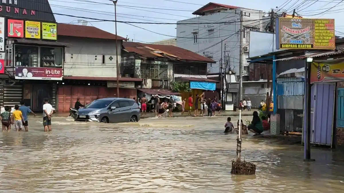 Simpang Kantor Medan Labuhan Tenggelam, Aktivitas Warga Lumpuh, Usaha Merugi