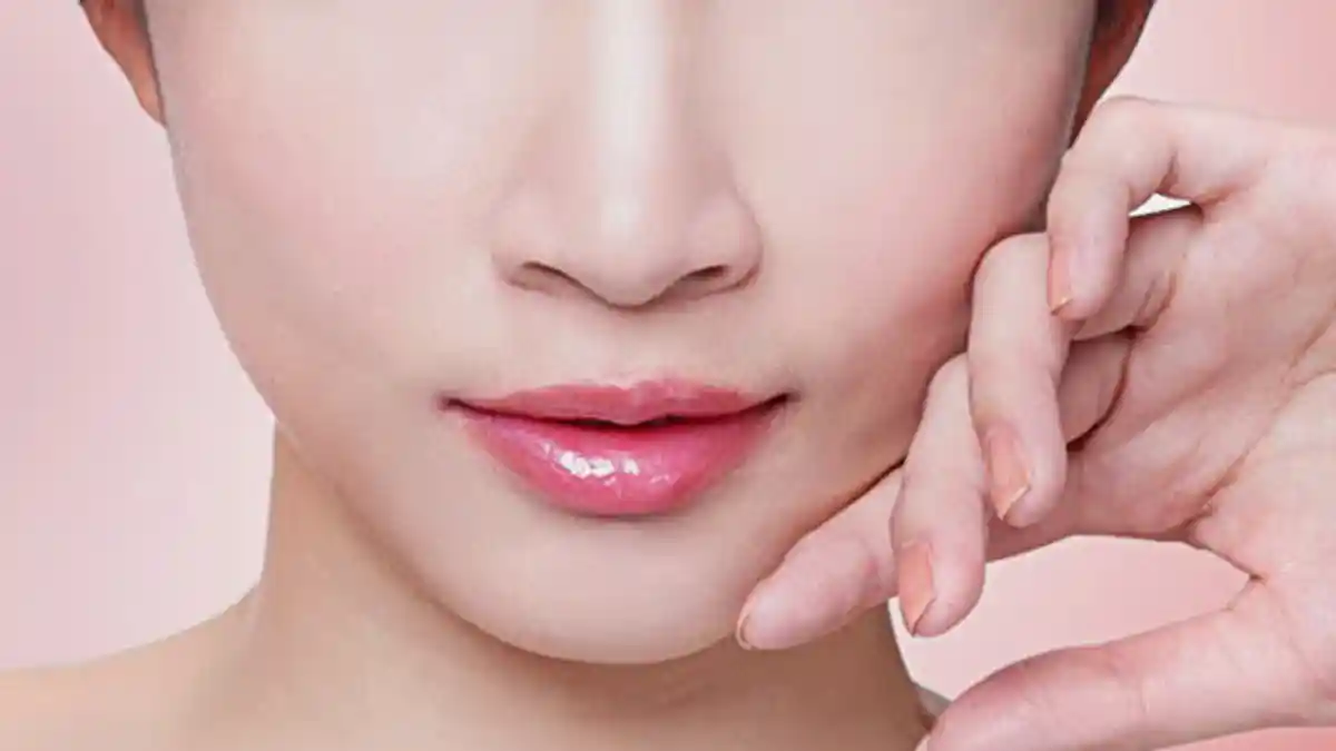5 Cara Menghilangkan Bibir Hitam dan Memerahkannya Kembali dengan Bahan Alami