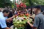 Berebut Hasil Bumi pada HUT ke-3 Hotel Grand Darmo Surabaya