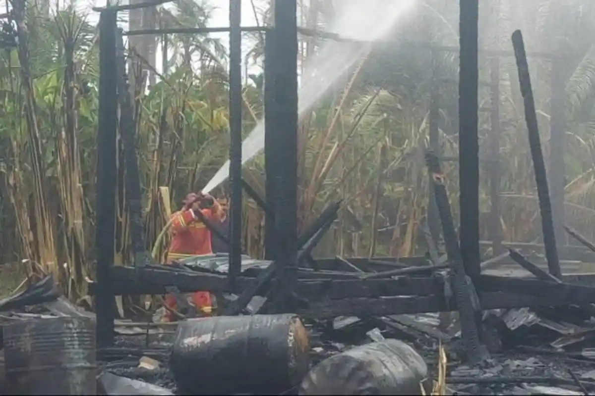 Mesin Penyedot Minyak Meledak, 1 Rumah di Blang Seupeng Bireuen Ludes Terbakar, 6 Damkar Dikerahkan