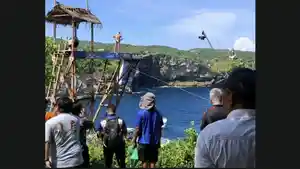 Karya-Seni-The-Octopus-Queen-Pukau-Peserta-International-Red-Bull-Cliff-Diving-di-Nusa-Penida-Bali.jpg