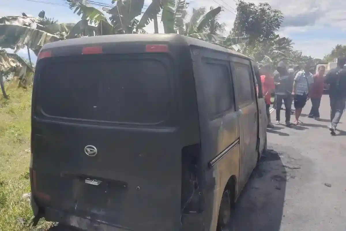 Mobil Bank Plat Merah Bawa Uang Rp4,6 Terbakar di Polman, Rp1 M Hangus Dilalap Api