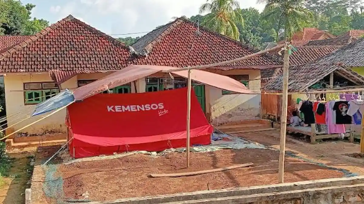 Masih Ada Gempa Susulan, Warga Pulau Bawean Gresik Masih Mendirikan Tenda di Sekitar Rumah