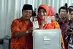 Hidayat Nurwahid dan Istri Mencoblos