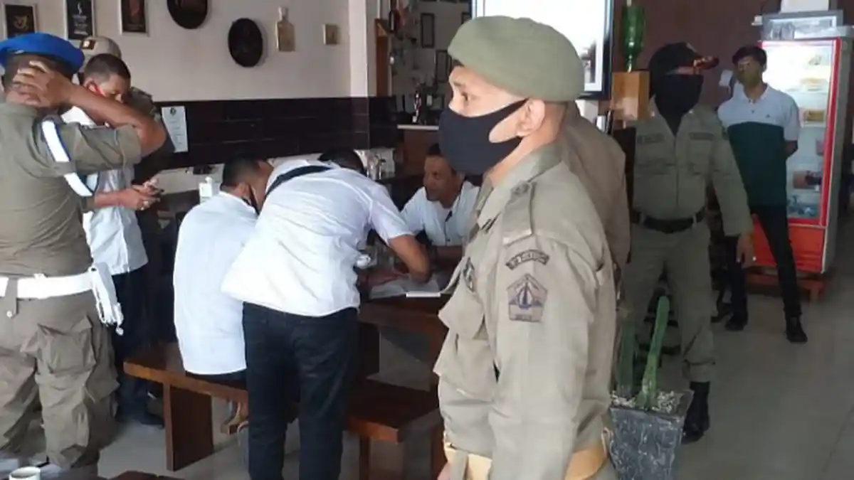 Satpol PP dan WH Bireuen Razia Warkop, 27 PNS Tertangkap Basah Sedang Ngopi