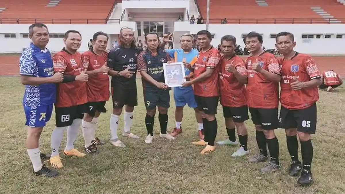 Tim Sepak Bola Muara Enim Legend Gelar Laga Persahabatan Meriahkan HUT ke-79 Muara Enim