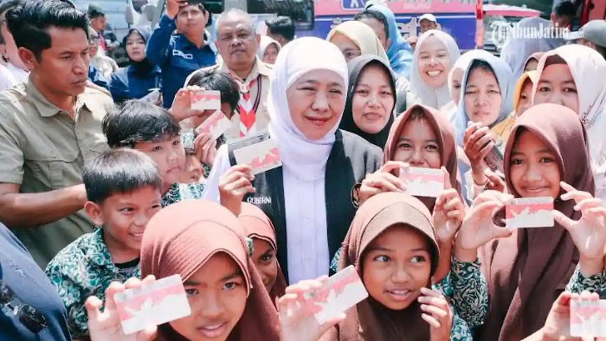 Gubernur Khofifah Gelar Baksos di Pantai Slopeng Sumenep, Ada Khitanan Gratis hingga Bantuan UMKM