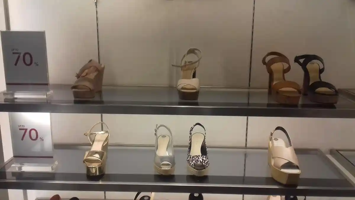 Sepatu Wanita Branded Charles & Keith di Solo Paragon Mall Diskon Up To 70 Persen, Cek Harganya!