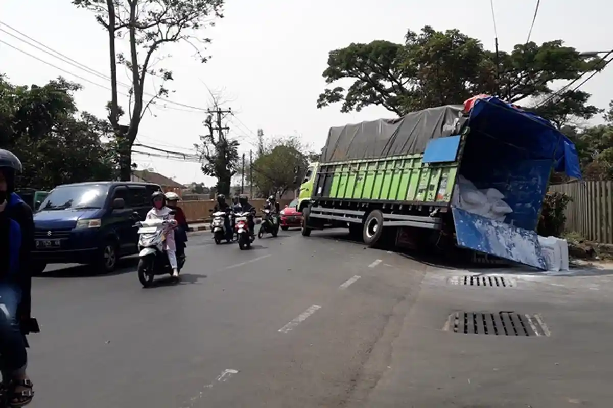 Truk Tepung Hampir Terguling di Jalan AH Nasution-Jalan Pangaritan, Bikin Macet Sejak Pagi
