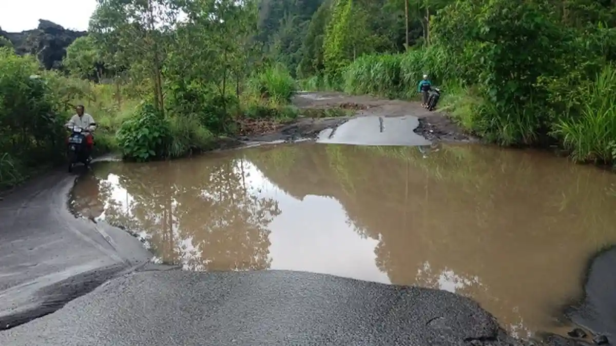 Jalan Utama di Bangli Tak Kunjung Dapat Perbaikan, Ratih: Mau Antar Anak Sekolah Harus Merayap