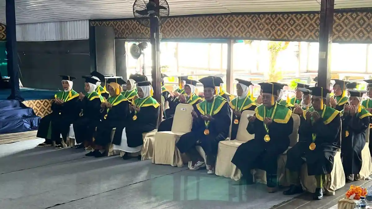 Usia Bukan Penghalang, 95 Lansia di Natuna Ikuti Wisuda Sekolah Lansia