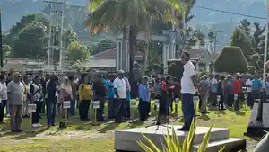 Wakil-Bupati-Kepulauan-Yapen-Roi-Palunga-memimpin-Ap.jpg