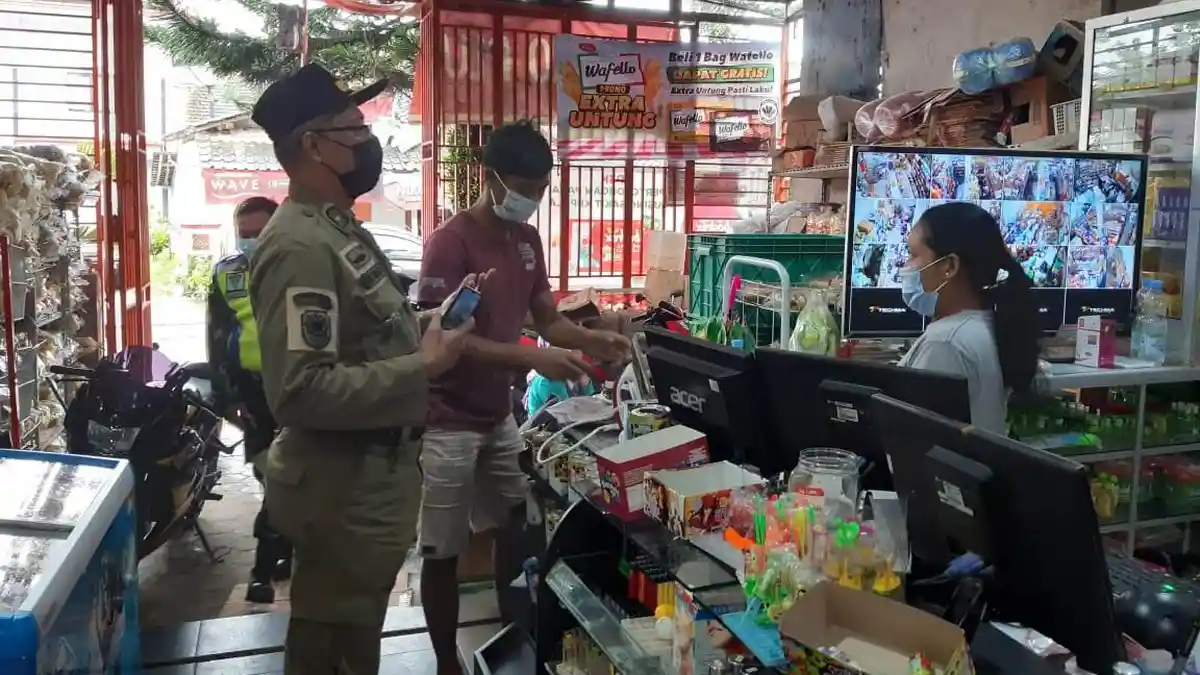 Petugas di Temanggung Paksa Tutup Minimarket & Toko Nekat Buka Saat Jateng di Rumah Saja